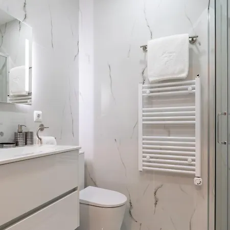 Host Wise - Lovely Flat With Charming Terrace Apartment *