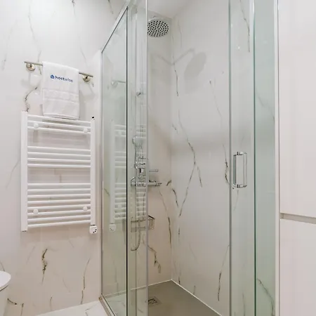 Host Wise - Lovely Flat With Charming Terrace Apartment