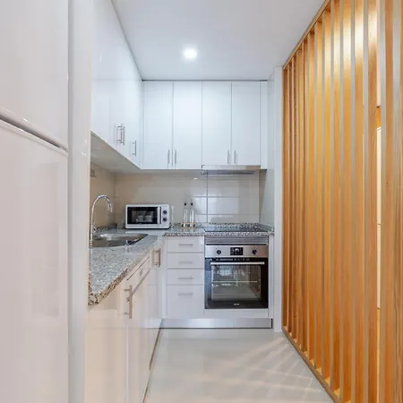 Host Wise - Lovely Flat With Charming Terrace Apartment