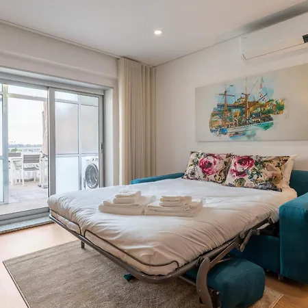 Host Wise - Lovely Flat With Charming Terrace Apartment