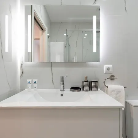 Host Wise - Lovely Flat With Charming Terrace