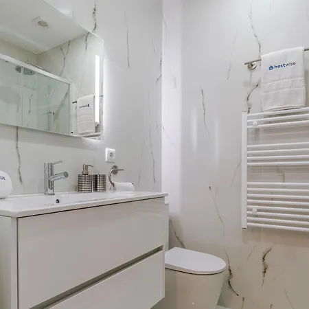Host Wise - Lovely Flat With Charming Terrace Apartment